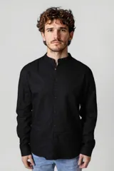 Camisa blanca de cuello mao y mangas 3/4 con botón para sujetar.