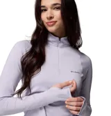 Remera de manga larga en color lila con cuello alto y cierre de media cremallera. Confeccionada con tecnología Omni-WICK™ para la absorción de humedad y neutralización de olores, cuenta con orificios para los pulgares en los puños y logo de la marca Columbia en el pecho.