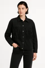 Chaqueta de jean negra con corte relaxed, cuello camisero, cierre frontal con botones, bolsillos laterales y detalle de flecos en el canesú.