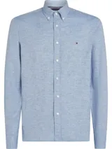 Camisa celeste de lino y algodón de Tommy Hilfiger, de corte slim, manga larga y cuello abotonado.