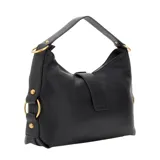 Bolso de hombro tipo hobo de Guess, color negro con textura granulada. Presenta herrajes y un dije frontal con el logo 'G' de Guess en tono dorado. Tiene una correa de hombro fina y detalles de argollas doradas a los costados.