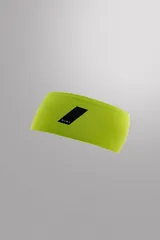 Cinta deportiva elástica para la cabeza color amarillo flúor con logo oblicuo negro y texto "26 1 18 1".