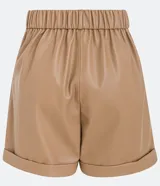Bermuda color camel de material sintético, con cintura alta, trabillas, cierre con cremallera y botón, bolsillos laterales, pliegues frontales y ruedo con dobladillo.