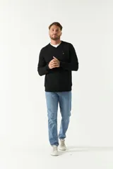 Sweater gris de algodón con cuello en V y logo bordado en el pecho.