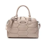 Bolso tipo bowling color beige con diseño acolchado con forma hexagonal. Tiene doble asa corta y correa larga extraíble y ajustable. El acceso es mediante doble cierre.