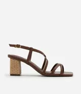 Sandalia marrón con tiras finas, puntera cuadrada y tacón ancho con textura de rafia.