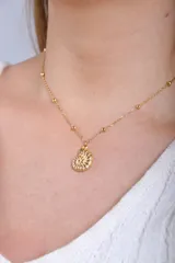 Collar dorado con cadena de eslabones y dije de caracol.