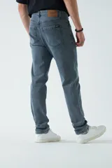 Jean slim color negro, de tiro medio, con pasacinto y ajuste que se adapta a diversas siluetas.