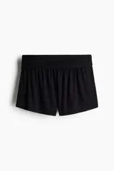 Short negro de viscosa con cintura ancha fruncida y drapeado lateral.