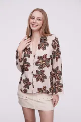 Blusa holgada de algodón con estampado floral multicolor y mangas largas.