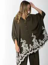 Maxi camisa color verde militar de lino bordado con flores blancas, manga abullonada y calce amplio.