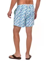 Short de baño celeste con estampado de ballenas en azul y gris. Tiene cintura elástica con cordón ajustable y bolsillos laterales.