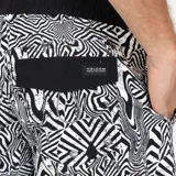 Short de baño con estampado abstracto en blanco y negro, cintura elástica con cordón de ajuste y bolsillos laterales.