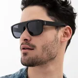 Lentes de sol INVU modelo IB22564A, color negro con cristales grises polarizados. Montura cuadrada de acetato.