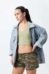 Short color crema con estampado abstracto en tonos grises, de tiro bajo y cintura elástica.