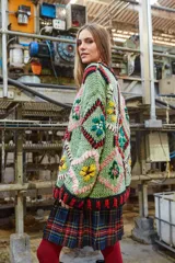 Sweater de lana tejido y bordado a mano en Uruguay, de calce holgado con cuello a la base y puños. Talle único similar a un M/L.