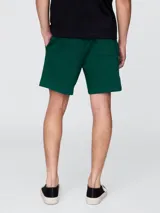 Short deportivo verde oscuro con cintura elástica y cordón ajustable.