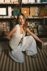 Pantalón ancho de tiro alto, color crudo, con cintura elástica y caída fluida.