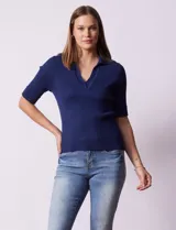Blusa azul marino en tejido acanalado, marca Rio & Rian. Cuello solapa y escote en V en tejido calado.