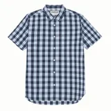Camisa de hombre a cuadros azules, negros y blancos, de manga corta y corte clásico.