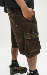 Bermuda estilo cargo color marrón óxido, con recortes, bolsillos laterales y bolsillos con tapa de calce oversize confeccionada en rústico 100% algodón con proceso de desgaste.