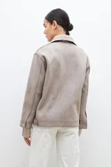 Chaqueta color beige melange con cuello camisero, cierre frontal con botones metálicos, bolsillos de parche y mangas largas.