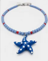 Collar de cuentas azules y rojas con dije colgante de estrella de mar azul con lunares blancos.