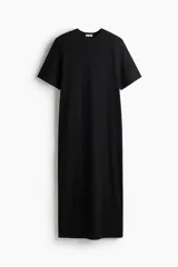 Vestido largo (tobillero) negro de corte recto y holgado, tipo remerón, con cuello redondo y mangas cortas.