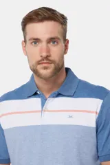 Remera polo de jersey con rayas horizontales en tonos de azul y blanco.