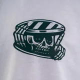 Remera blanca de manga corta con cuello redondo y logo estampado en el pecho.