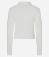 Blusa de manga larga color crema, con cuello polo, escote en V y bordado de ancla en el pecho.