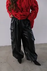 Pantalón marrón de tejido plano tipo cashmiere, corte holgado y tiro alto.