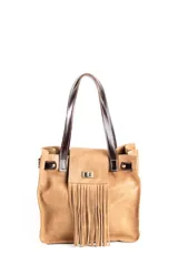 Bolso tipo tote de cuero color beige con detalles en marrón. Tiene doble asa de hombro marrón, cierre con broche metálico y solapa con flecos.