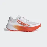 Championes de trail running Adidas Terrex Agravic 3, color blanco con detalles en naranja y gris.