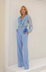 Blusa celeste con cuello en V y volados, mangas largas abullonadas y lazos en el escote.