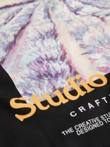 Camiseta negra de manga corta y cuello redondo con estampado en la espalda de un paisaje con el texto "Crafted by Originals" y "Studio Edition".