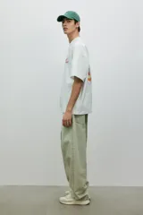 Remera blanca de corte oversized con estampado rojo de la leyenda "Tommy's Diner" en el pecho.