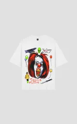 Remera extra oversize color blanco con diseño gráfico inspirado en una película de terror, cuello redondo y costuras dobles.
