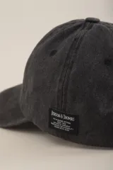 Gorra de béisbol negra con visera curva y ajuste trasero con hebilla metálica.