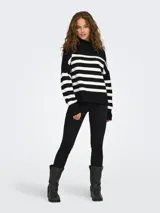 Sweater de punto con cuello alto y mangas largas, a rayas horizontales blancas y negras.