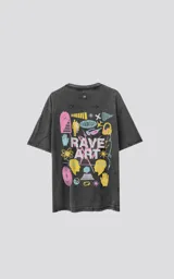 Remera negra con efecto nevado, de manga corta y cuello redondo. Estampa frontal con la leyenda "RAVE ART" en letras blancas.