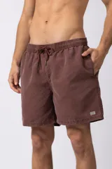 Short de baño color ladrillo con cintura elastizada y cordón ajustable.