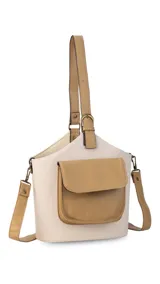 Matero con forma de balde, confeccionado en material símil cuero beige con estampado de rayas verticales en verde militar. Posee bolsillo frontal, asa de mano y correa larga desmontable.