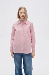 Camisa a rayas verticales rosas y blancas, de algodón, con cuello clásico y cierre frontal con botones.