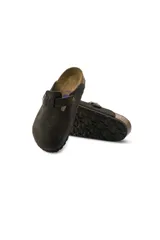 Zueco de gamuza aterciopelada color negro, con plantilla BIRKENSTOCK acolchada y correa ajustable.