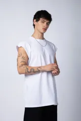 Musculosa blanca de algodón con corte estilo sudadera y sisas amplias.