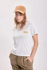 Remera blanca de algodón con cuello redondo y bordado dorado con la frase "Golden Hour".