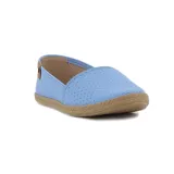 Zapatilla casual celeste con perforaciones, sin cordones y suela marrón.