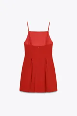 Vestido corto rojo de escote cuadrado con tirantes finos ajustables, detalle de pliegues en delantero y espalda, forro interior y cierre en espalda con cremallera oculta en costura.