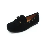Mocasín azul de gamuza con perforaciones y moño decorativo.